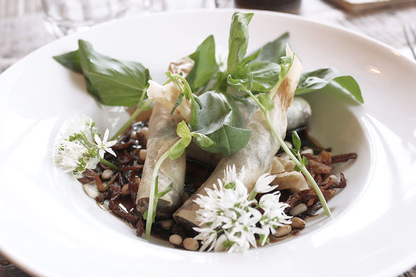 Parmi les plats signatures, les croustillants de canard à la sauce balsamique.