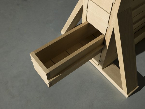 Détail de l’armoire à tiroirs Brug en bois massif brut, à l’architecture inspirée par la méthode de construction d’un pont.