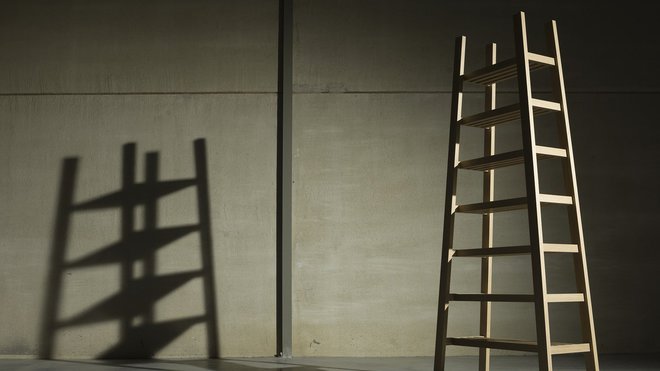 Combinaison d’étagères et d’échelles, la bibliothèque Ladderrek/Rekladder compose un meuble hybride en bois massif brut (130 x 57 x 297 cm. Possibilité de réalisation sur mesure.