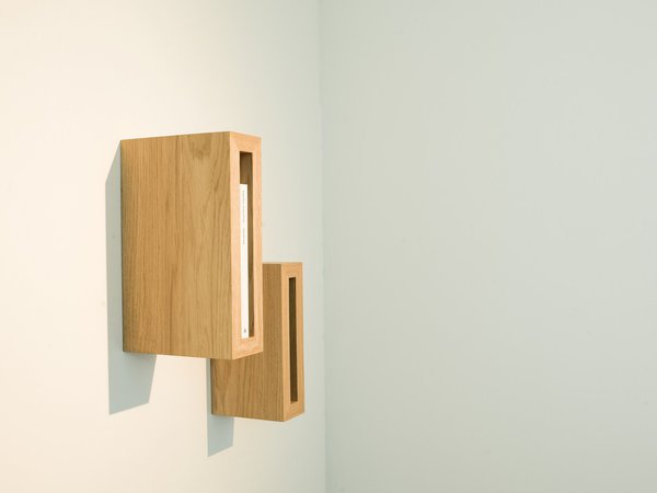 Réduisant une bibliothèque à la taille minimale d’un livre ou deux, module Plank 2 et niche que l’on peut multiplier et agencer à loisir sur un mur. En chêne protégé par une huile naturelle. Trois modules de tailles différentes : 17 x 9 x 31 cm, 22,5 x 10 x 37 cm,  26,5 x 11 x 41 cm. Possibilité de réalisation sur mesure.