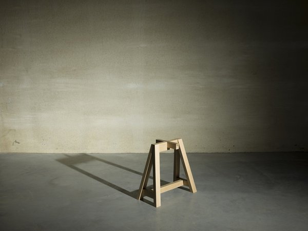 Elément indispensable du système Casimir, Schraag 1, tréteau basique qui peut être combiné avec d’autres éléments, boîtes ou tablettes pour former des rangements, des sièges ou des tables. En chêne brut sans finition. Trois longueurs possibles (62, 82 ou 142 cm) pour une largeur de 31 cm et une hauteur de 60 cm.