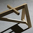 Détail du piétement de la table Schraag 2 composée d’un seul tréteau étiré.