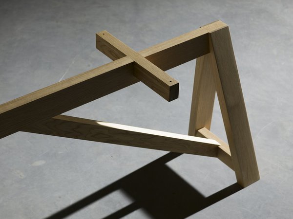 Détail du piétement de la table Schraag 2 composée d’un seul tréteau étiré.