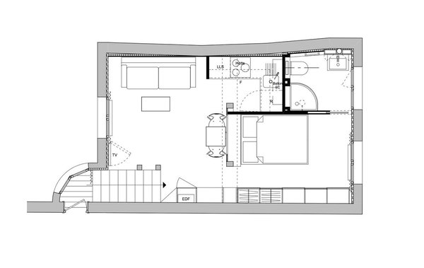 Après la restructuration complète, une cuisine discrète et ouverte sur l’espace (de 3 m²), dotée de nombreux rangements qui s’intègrent parfaitement dans le volume du salon (14,5 m²) et une vraie salle de bains (3,5 m²).