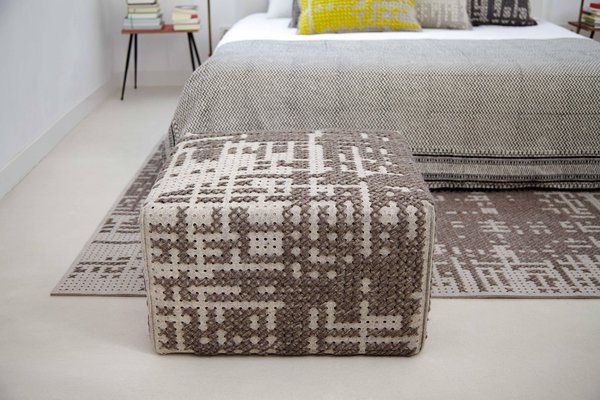 Tapis avec motif Abstract (170 x 210 cm) et pouf assorti (65 x 65 cm et 70 x 100 cm). Base en feutre Needle très isolante thermiquement et phonétiquement.