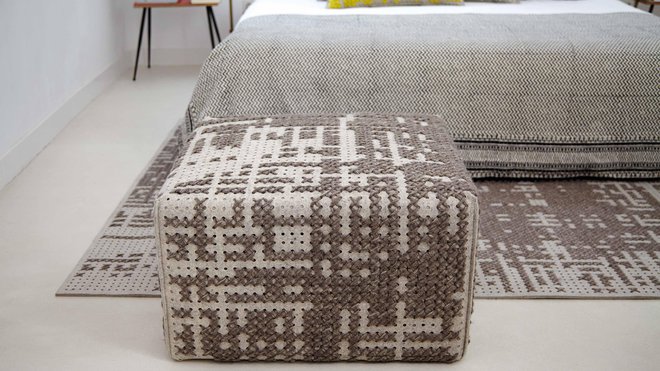 Tapis avec motif Abstract (170 x 210 cm) et pouf assorti (65 x 65 cm et 70 x 100 cm). Base en feutre Needle très isolante thermiquement et phonétiquement.