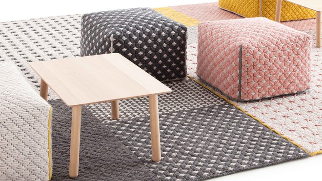 La collection Silaï réactualise la technique de la broderie en travaillant les points à une autre échelle que ceux classiquement exécutés. Poufs et tables brodées (65 x 65 x H 35 cm et 52 x 52 x H 35 cm).