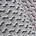 Dans le motif Fluxus, le fil se libère et s’assouplit, pour osciller telle une onde cinétique, une calligraphie japonaise ou un trait de pointe sèche dans une plaque de gravure. Tissu en laine viscose et soie. Collection Pinacoteca.