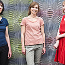 Les 3 créatrices de No More Twist ont aussi choisis 3 partis pris, la couleur envers et contre tout, la sensualité des matières et le jeu des correspondances secrètes entre les structures et les motifs.