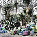 Petits et grands coussins de sol déclinant les trois thèmes de la collection Histoires Naturelles évoquant tour à tour l’effet moiré des ailes de papillons (motif Lepidoptera), le monde minéral des cristaux (motif Silicium) et l’oscillation aérienne de la  tige des végétaux volubiles (motif Volubilis).