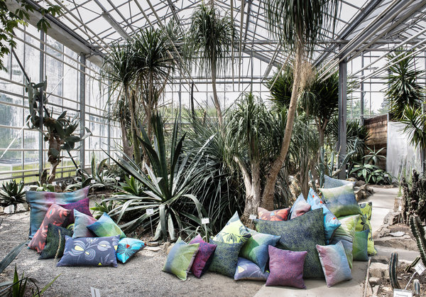 Petits et grands coussins de sol déclinant les trois thèmes de la collection Histoires Naturelles évoquant tour à tour l’effet moiré des ailes de papillons (motif Lepidoptera), le monde minéral des cristaux (motif Silicium) et l’oscillation aérienne de la  tige des végétaux volubiles (motif Volubilis).