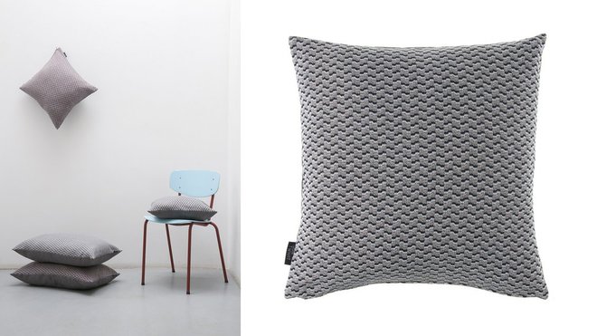 Motif Fluxus réalisé grâce à un jeu de tensions en chaine et trame. Coussin bleu pastel (45 x 45 cm) en laine viscose et soie avec envers en lin gris. Collection Pinacoteca.