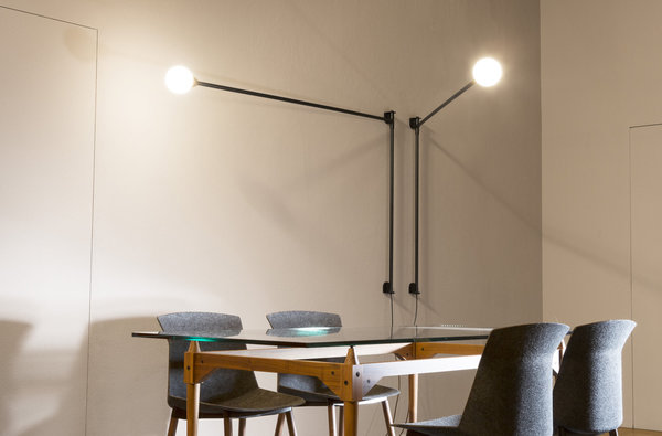 La Potence est une simple bulle de verre au bout d’un bras, décrivant un angle de 180°, création Charlotte Perriand.