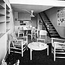 La lampe dite « de Marseille » en situation, dans l’une des unités d’habitation de la Cité radieuse en 1954, création Le Corbusier.