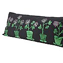 Grand format. Long et étroit, il est parfait pour s’installer sur une banquette. Coussin 120 x 45 cm, collection Sällskap édition limitée, 7,90 €, Ikea.