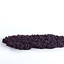 Tapis de fleurs réalisé avec un fil chiné de couleur de base violet.