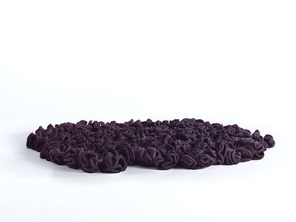 Tapis de fleurs réalisé avec un fil chiné de couleur de base violet.