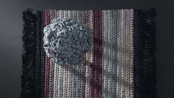 Pouf tabouret en chêne habillé d’un coussin fleur avec tapis coordonné.