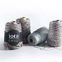 Les fils à tricoter de iota sont conçus pour l’usage unique de leurs créations : leurs textures, couleurs et titrages sont réalisés sur mesure.