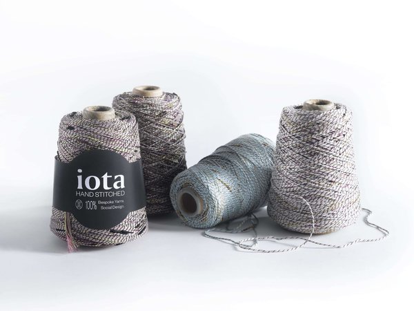 Les fils à tricoter de iota sont conçus pour l’usage unique de leurs créations : leurs textures, couleurs et titrages sont réalisés sur mesure.