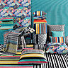 Conçue pour l’extérieur, elle est parfaite au bord de la piscine, avec son motif poisson et ses rayures bayadères. Collection Tropical fish outdoor, Missoni Home.
