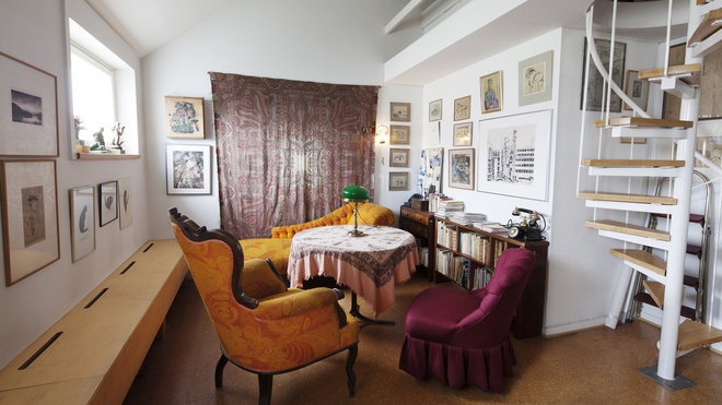 La partie habitation de l’atelier est étroite et comporte un petit salon cosy. On accède par l’escalier en colimaçon à la chambre au style monacal. La partie habitation de l’atelier est étroite et comporte un petit salon cosy. On accède par l’escalier en colimaçon à la chambre au style monacal.