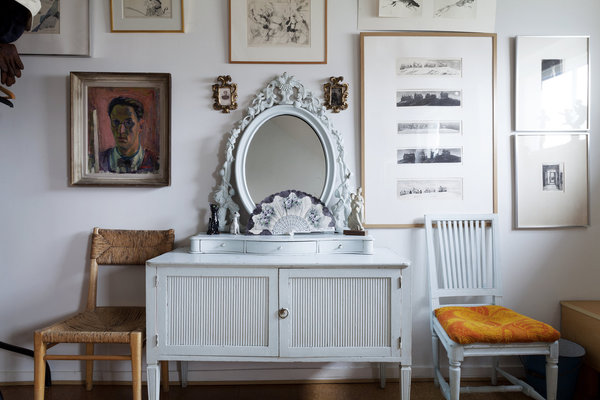 Le mobilier ayant appartenu à Tove Jansson est conservé au milieu de ses dessins et photos.