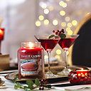 Festive Cocktail coktail de fruits rouges évoquant les baies de la montagne et brande de sapin coupée.