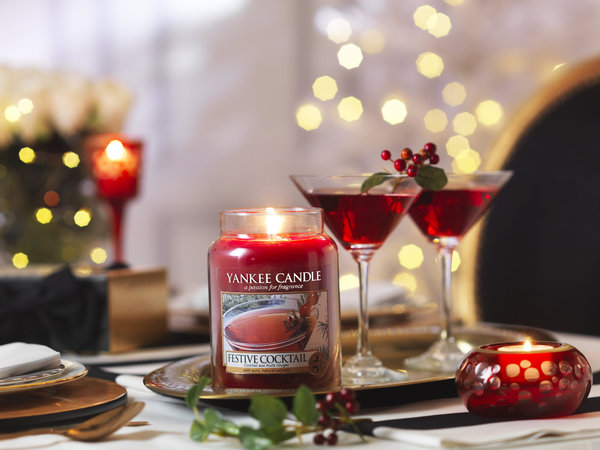 Festive Cocktail coktail de fruits rouges évoquant les baies de la montagne et brande de sapin coupée.