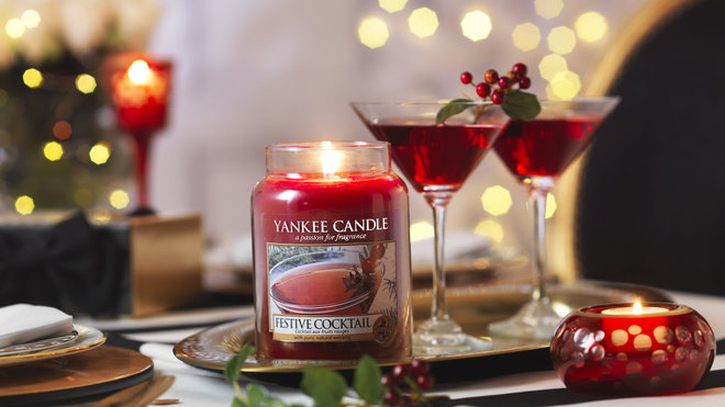 Festive Cocktail coktail de fruits rouges évoquant les baies de la montagne et brande de sapin coupée.