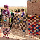 Chaque tapis est une œuvre unique car il s’agit de la création personnelle d’une femme. Une partie des recettes des ventes sert à aider les villages ou certaines familles en difficulté. Deux mois de travail sont nécessaires pour réaliser un tapis. La laine est généralement utilisée pour la réalisation, mais aussi les fils synthétiques.