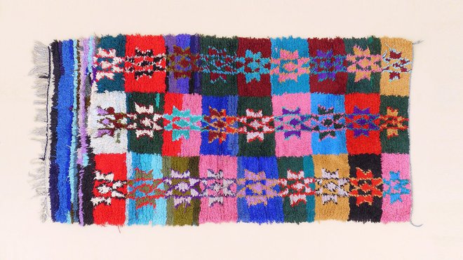 « Dans le village de Merzane, les familles sont très isolées des autres membres de la tribu Aït Khebach et leurs tissages sont généralement très personnels et plus spontanés que ceux des grand villages comme Merzouga ou Tazoulaït. En attestent celui-ci, réalisé par Zarah Sagaoui ».