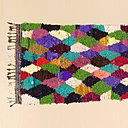 « A Merzane, Fatima Oujil, la tisserande, a tissé bon nombre de tapis et de coussins pour accueillir la nouvelle femme de son fils au début des années 2000. Malheureusement, celle-ci n’est venue habiter chez sa belle-mère que quelques semaines avant de rejoindre son mari à Rissani. Mais le salon est toujours là, intact »