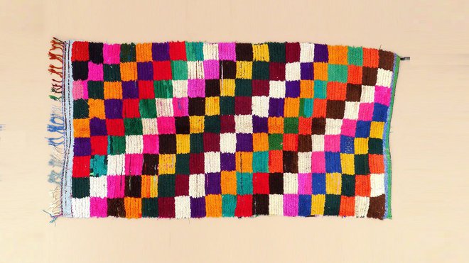 « C’est Brahim, le fils d’Arquiah Sagaoui, la créatrice de ce tapis, qui nous a conduit dans son village de Merzane. Il a négocié pour nous car, au début, sa mère était très distante et timide. Mais nous étions tellement enthousiasmés par son travail, qu’elle s’est vite déridée et nous a beaucoup parlé ».