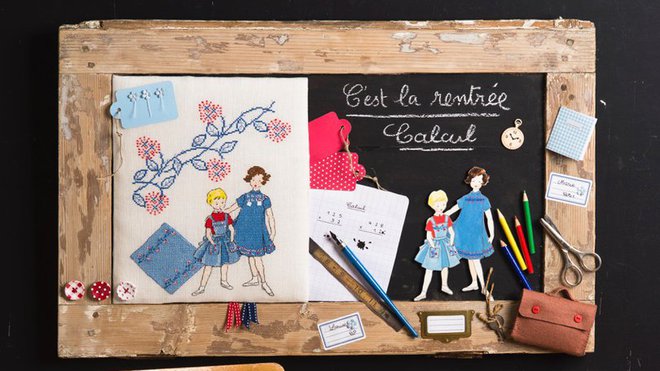 Laurette et Léonie à l'école d'Antan, 2 charmantes fillettes se préparent pour l'école avec leurs vêtements joliment brodés.