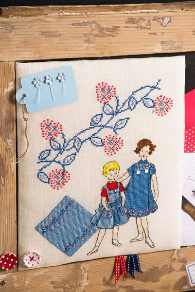 Col claudine et robes charmantes sous frise de fleurs.