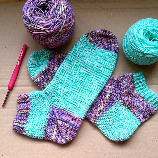 Une pelote de turquoise et une pelote de violet chiné suffisent pour réaliser cette paire de chaussettes uniques.