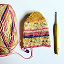 Avec un crochet jaune "louenore" réalise son rêve de chaussettes.