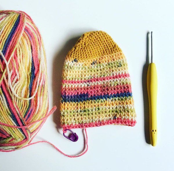 Avec un crochet jaune "louenore" réalise son rêve de chaussettes.