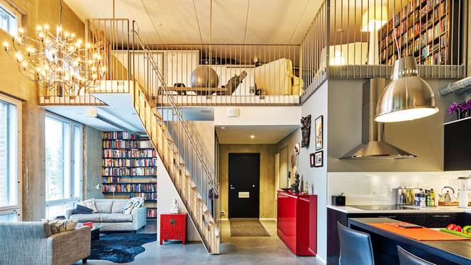 L’espace à vivre se poursuit par une mezzanine, et l’escalier étroit laisse place au volume à grand ouvert. Les grandes fenêtres apportent de la lumière naturelle.