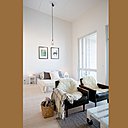 Tout l’esprit finlandais s’exprime dans ce loft baigné de lumière naturelle, avec ses murs blanc pur, son sol recouvert de parquet en pin naturel. La simplicité de la chambre et les éléments de mobilier contribuent à donner une ambiance apaisante.