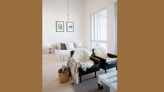 Tout l’esprit finlandais s’exprime dans ce loft baigné de lumière naturelle, avec ses murs blanc pur, son sol recouvert de parquet en pin naturel. La simplicité de la chambre et les éléments de mobilier contribuent à donner une ambiance apaisante.