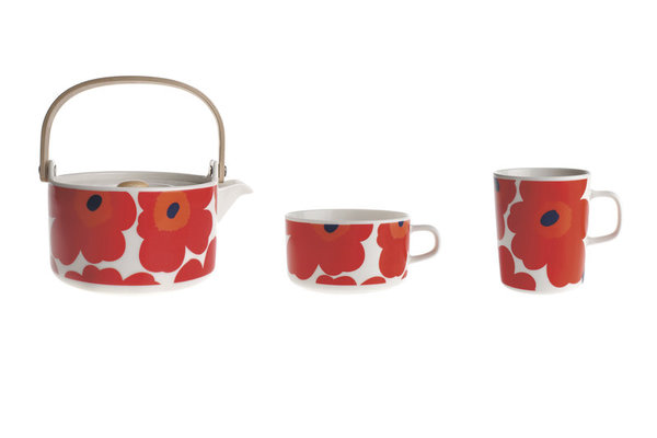 La collection pour la table Oiva décline également les motifs Unikko, devenus emblématiques de la marque.