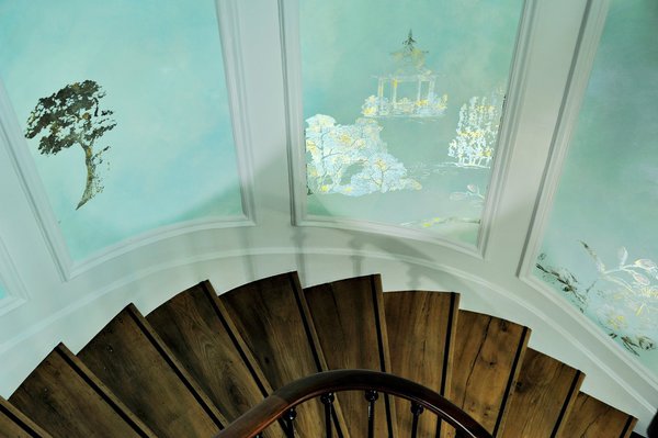 Dans l’escalier, décors subtils à l’asiatique.