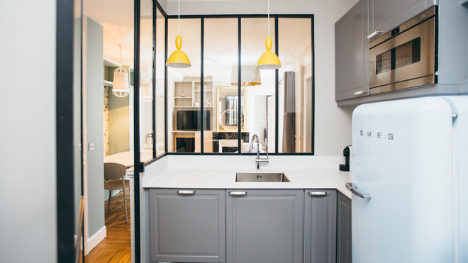 La verrière de la cuisine accentue la profondeur de l’espace tout en cachant la partie technique de l’espace.