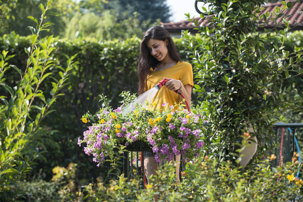 Polyvalent et d'utilisation facile, il est idéal pour arroser potagers et jardins, pour laver les meubles d'extérieur, les vélos, les jouets, pour le camping et le bateau.