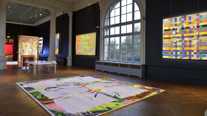 Au sol, tapisserie Une fenêtre au sol, création André-Pierre Arnal, 2015. Manufacture de la Savonnerie, 5,47 x 4,55 m, 260 kg de laine. 128 couleurs et 2608 jours de tissage. A droite, Sans titre, création Stephen Craig, 2015. Manufacture de Beauvais, 2,40 x 2,48 m, 7 kg de laine. 21 couleurs et 132 jours de tissage. Au fond, tapisserie À l’Egyptienne, création Jacques Vieille, 2016 (diptyque). Manufacture des Gobelins, 3,15 x 2,02 m, 27 kg de laine, 32 couleurs et 1698 jours de tissage.