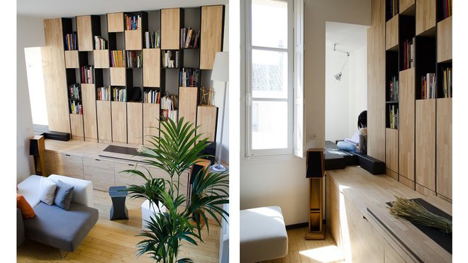 Sur un pan de mur, des rangements multifonctions avec un bureau pour y travailler.