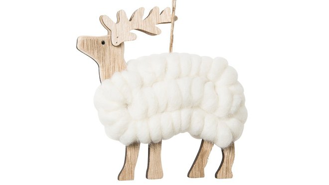 Tricoté. Laine et bois sont associés pour ces figurines qui s’accrochent au sapin dans l’esprit d’un Noël traditionnel. Décoration à suspendre, vendu par lot de six, 17,94 €, Maisons du Monde.