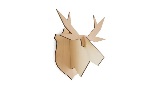 Nordique. On l’assemble en quelques minutes pour créer une figure en bois. Une idée de l’Atelier Pierre, plateforme qui encourage la création de jeunes designers belges. Tête de renne murale, 40 €, Lollil.